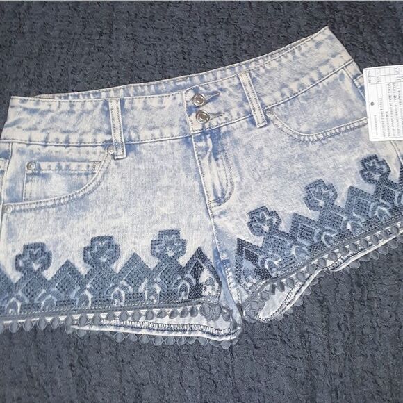 Blue Savvy Embroidered Boho Jean Shorts Size 7 - Picture 1 of 5